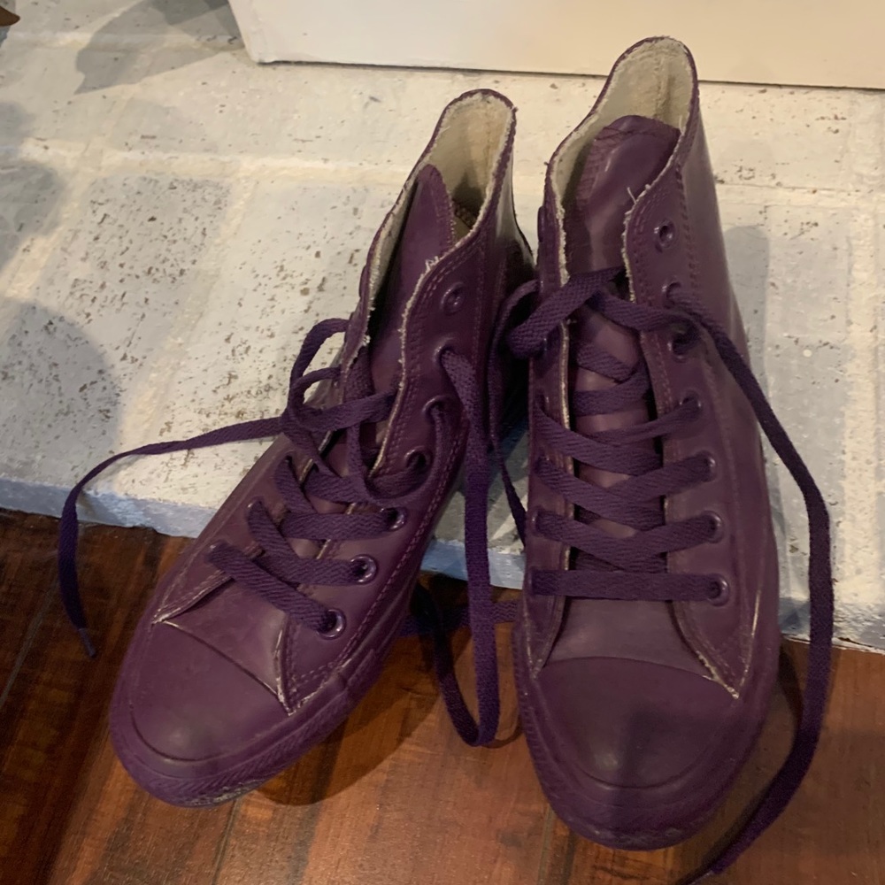Hi-top sneakers